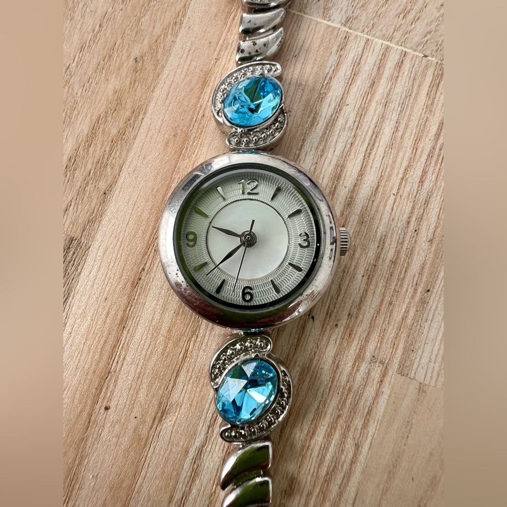 Christian benet ladies silver tone blue bracelet watch NEW BATTERY